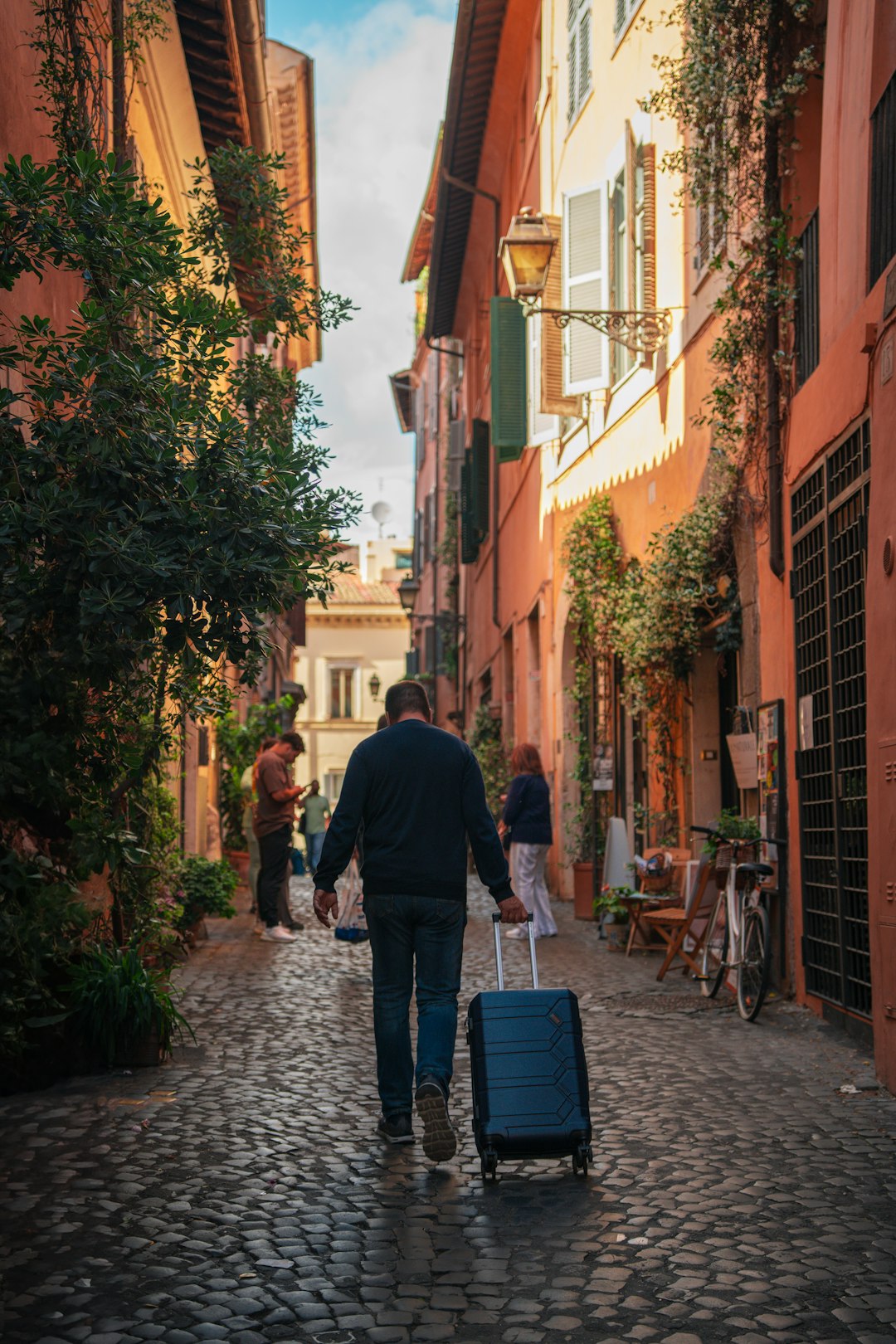 המדינה הכי זולה לתרמילאים: מדריך מקיף ליעדים משתלמים