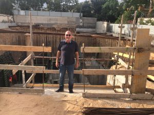 מאיר בנימין דוידי הוא הרבה יותר מקבלן. הוא חזון, מנהיגות ומקצועיות בשוק הנדל"ן הישראלי. בניסיון של למעלה מ-17 שנים, עם סיווג קבלני ג'5 ותואר שני MBA,